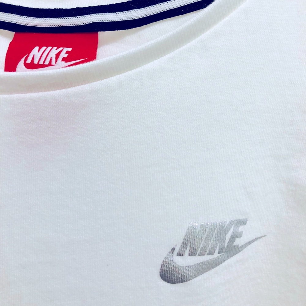 NIKE sleeveless cropped top